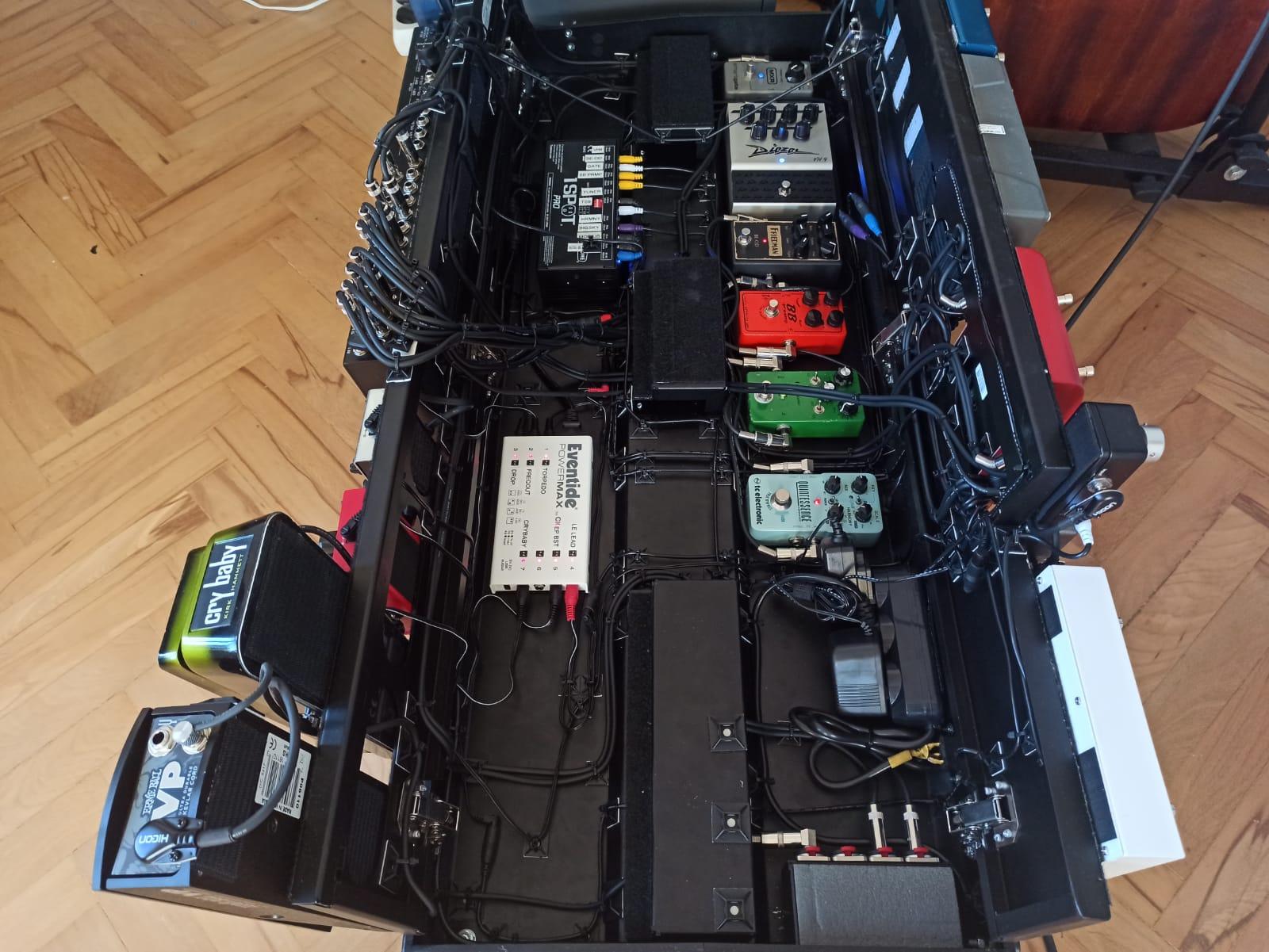 Özel tasarım kompakt pedalboard