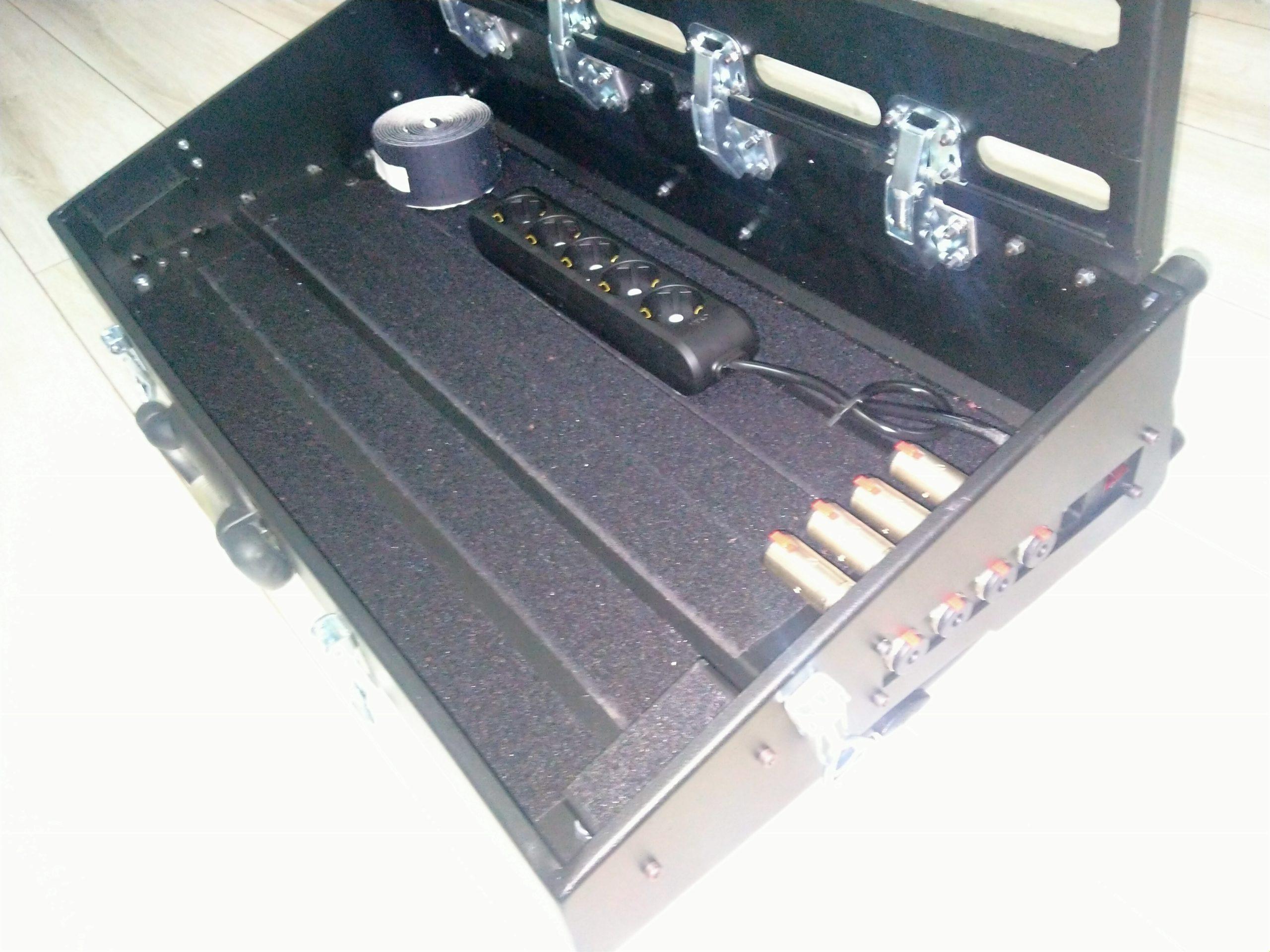 Özel tasarım kompakt pedalboard