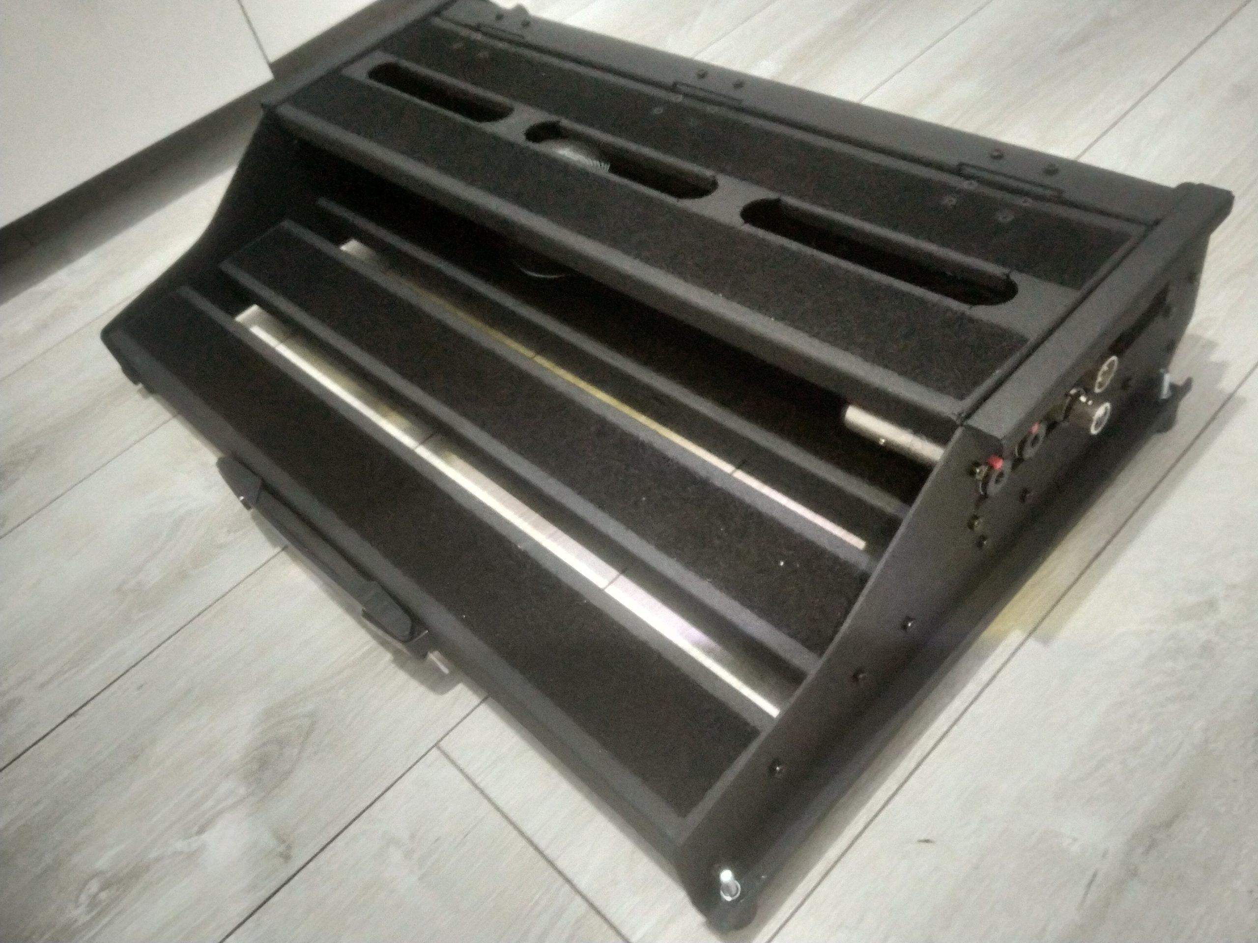 Özel tasarım kompakt pedalboard