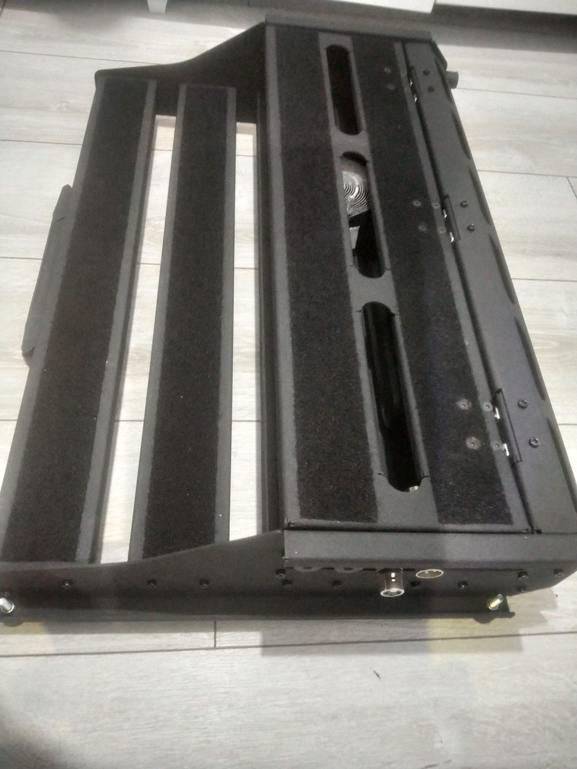Özel tasarım kompakt pedalboard