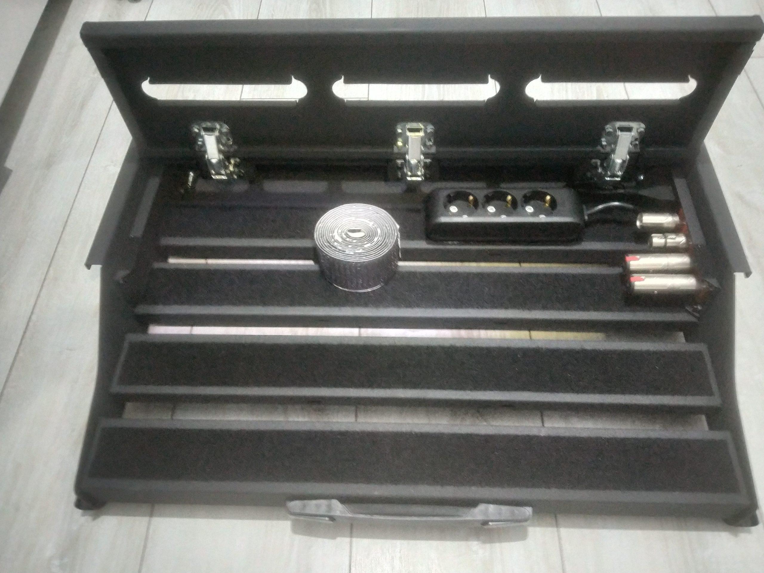 Özel tasarım kompakt pedalboard