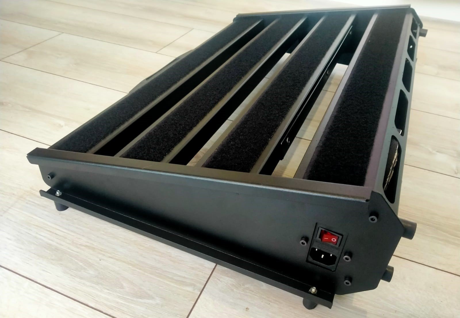 Özel tasarım kompakt pedalboard