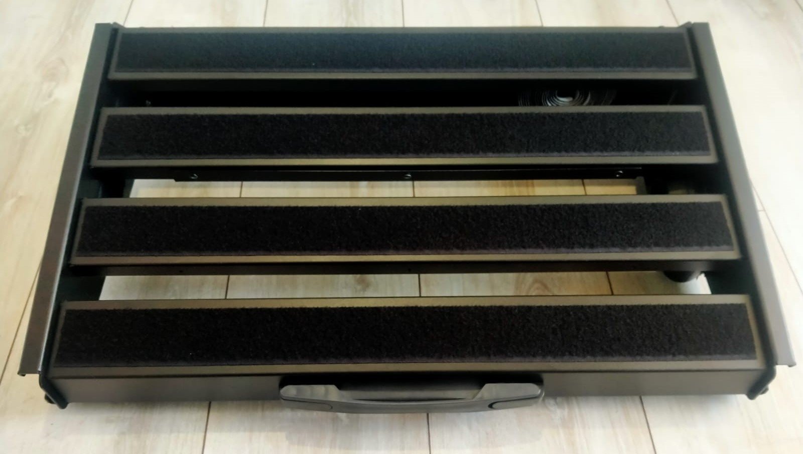Özel tasarım kompakt pedalboard