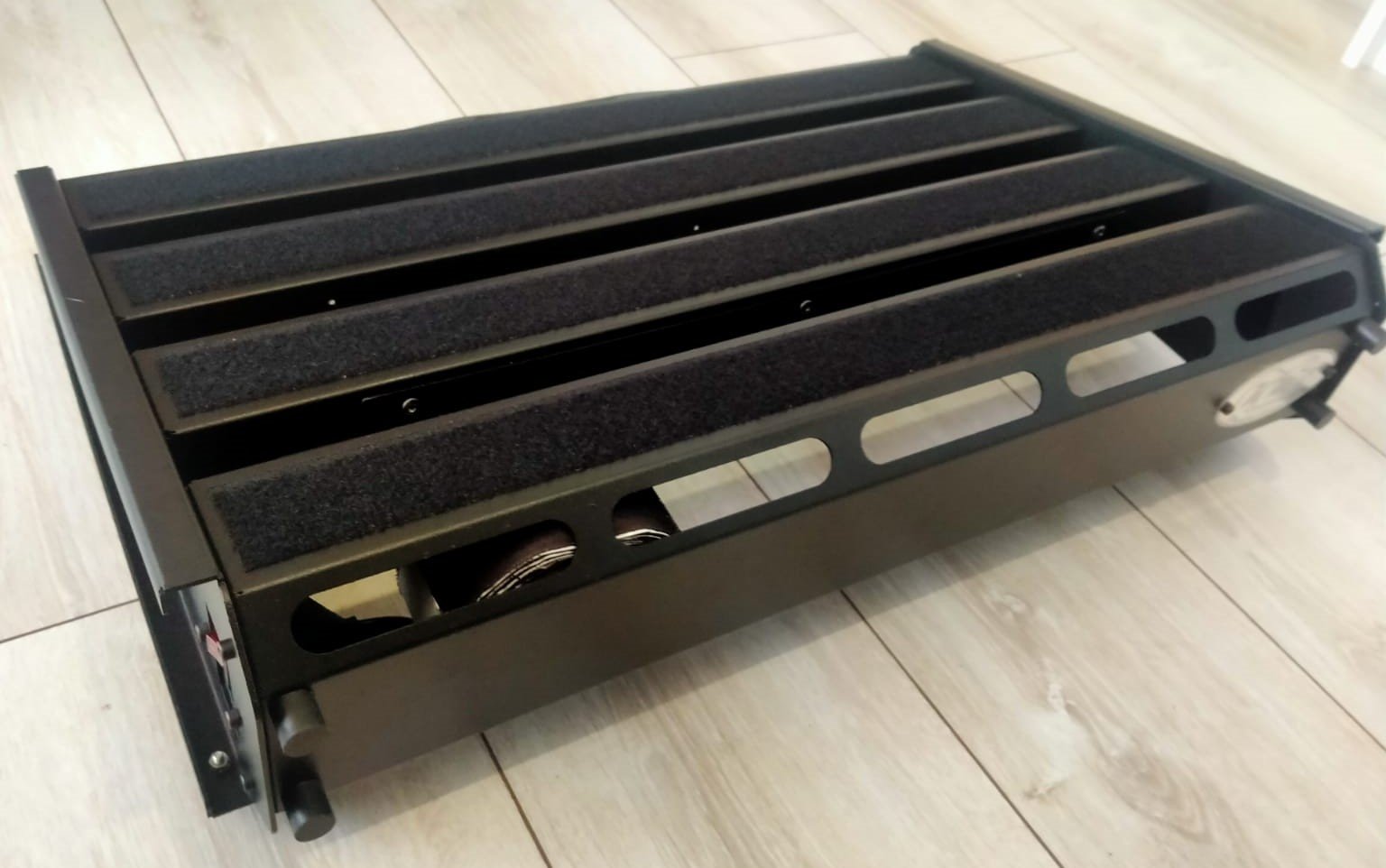 Özel tasarım kompakt pedalboard