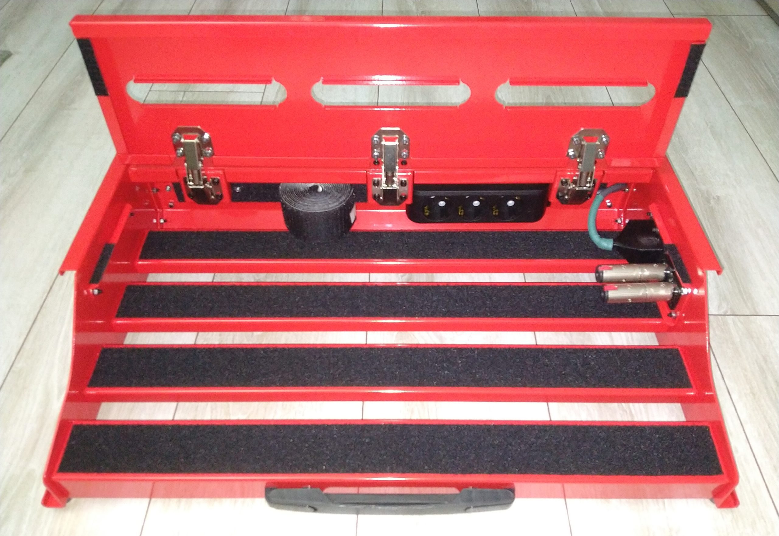 Özel tasarım kompakt pedalboard