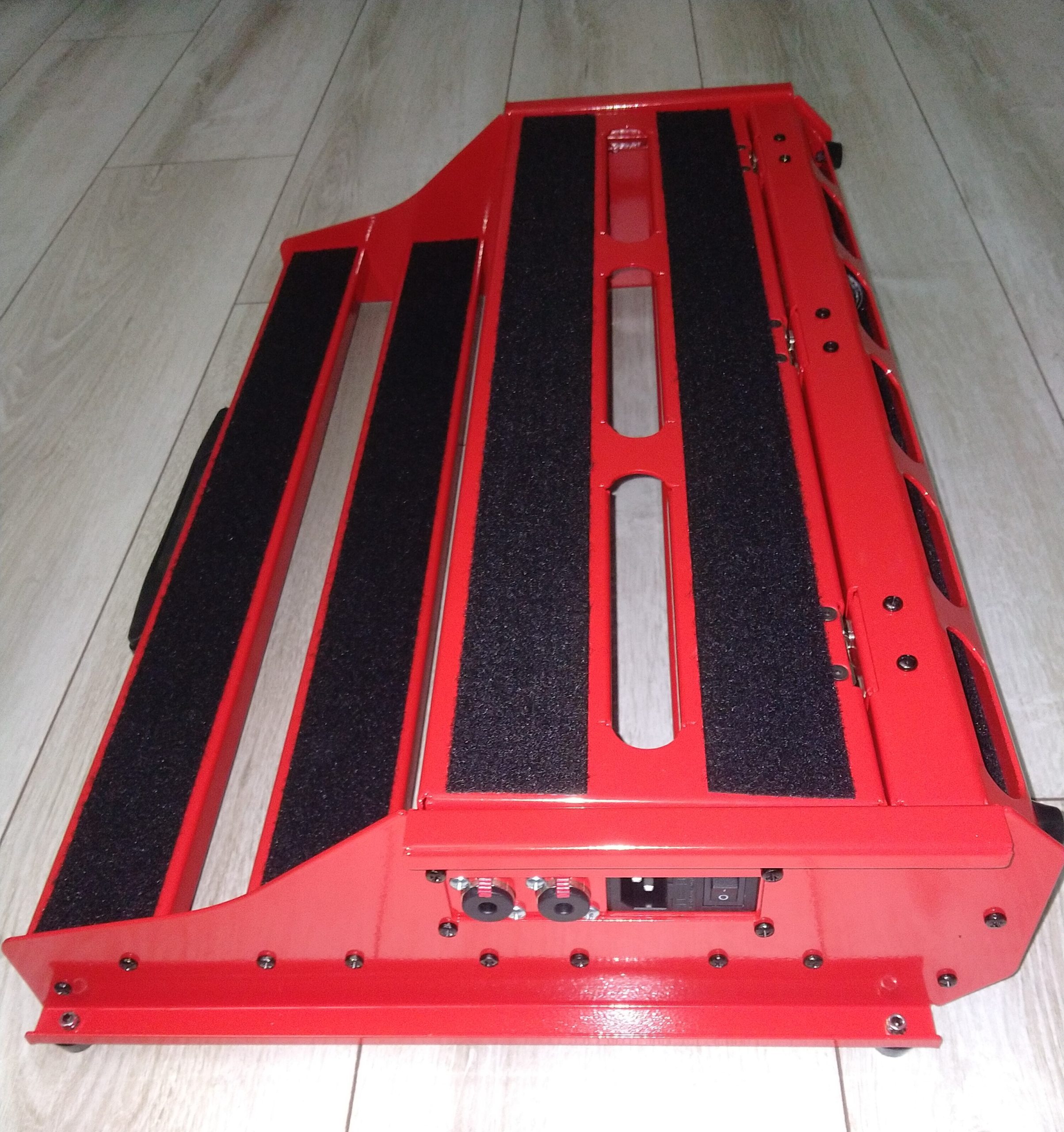 Özel tasarım kompakt pedalboard