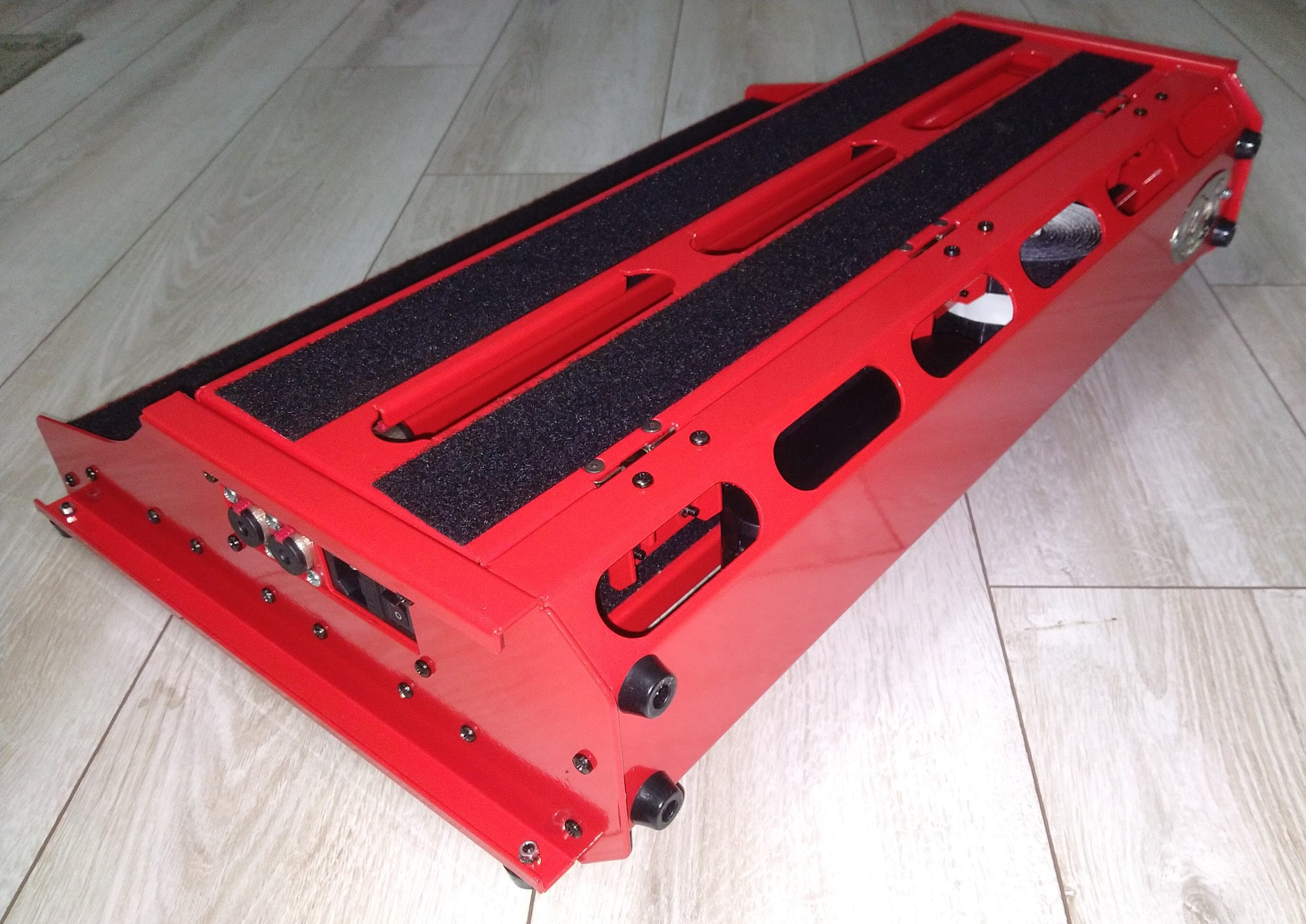 Özel tasarım kompakt pedalboard